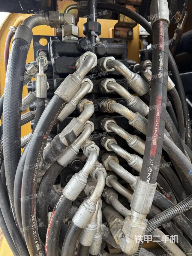 回转马达和主控阀（整机外观）