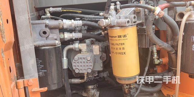 液压泵舱室正面整体（整机外观）