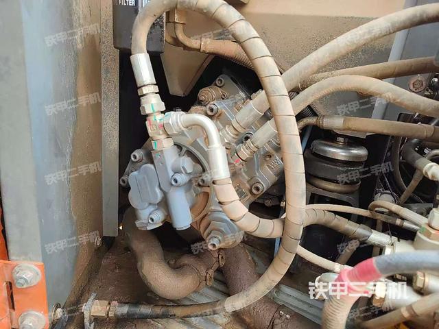 液壓泵艙室正面整體（整機外觀）