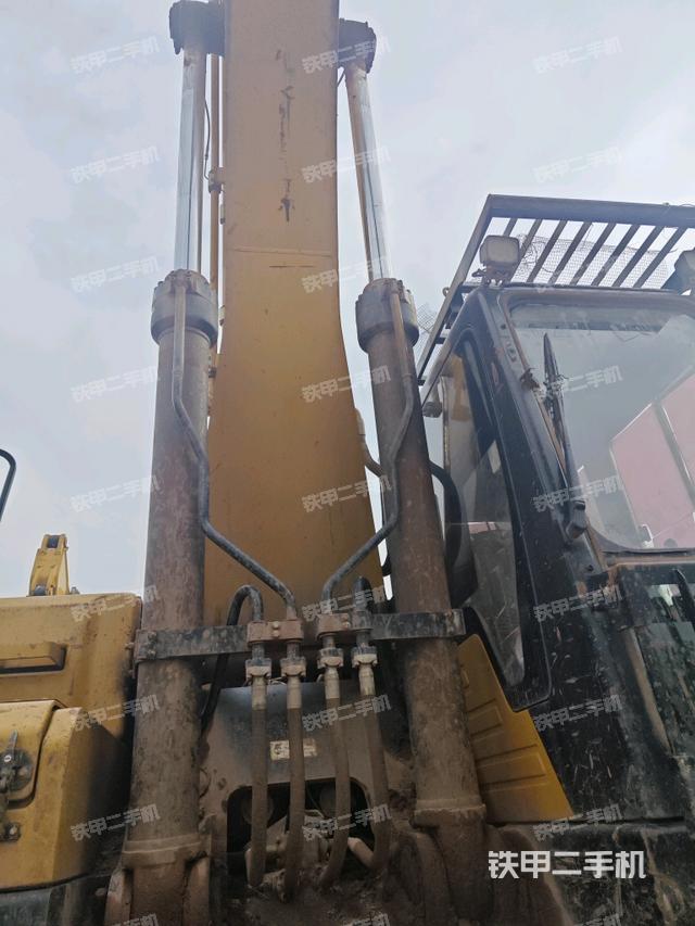 大臂油缸整体 竖拍（工作和回转装置）