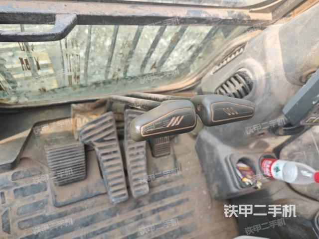 行走控制手柄和踏板 俯拍（驾驶室部分）