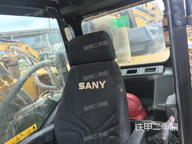 行走控制手柄和踏板?俯拍（駕駛室部分）