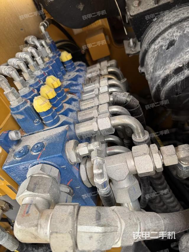 回轉(zhuǎn)馬達和主控閥（整機外觀）