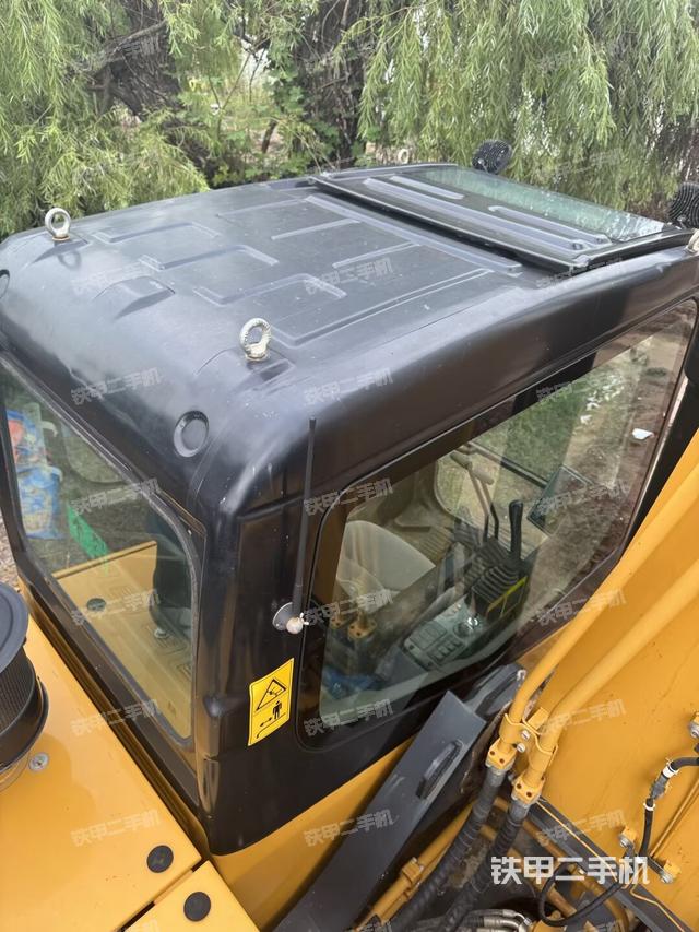 駕駛室頂部（整機外觀）