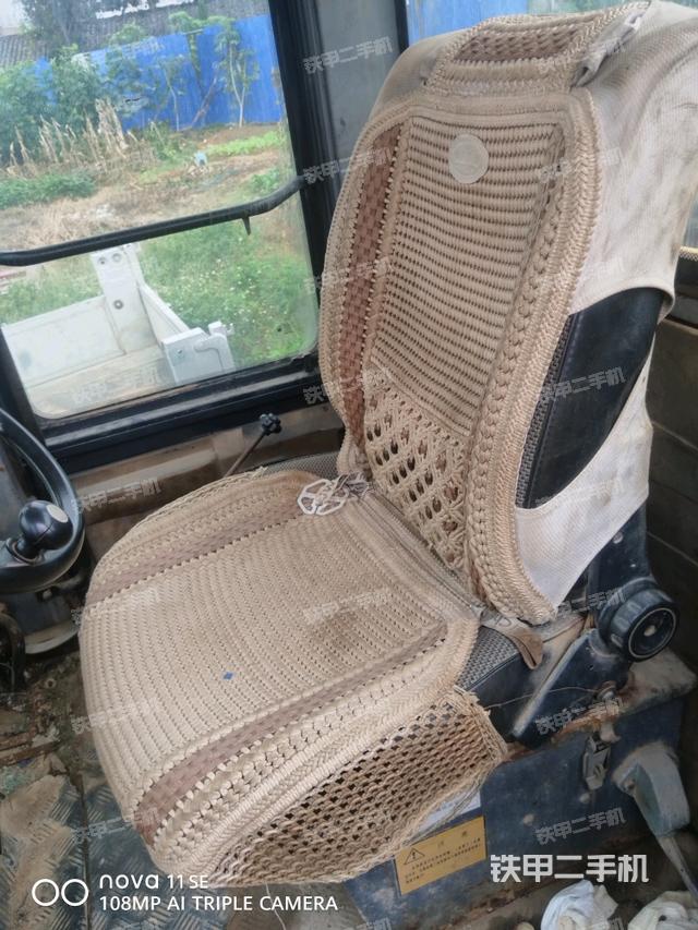 駕駛室內(nèi)座椅、儀表操作手柄全景（壓路機駕駛室）