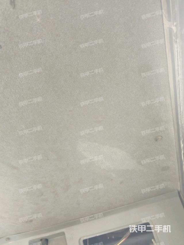 行走控制手柄和踏板?俯拍（駕駛室部分）