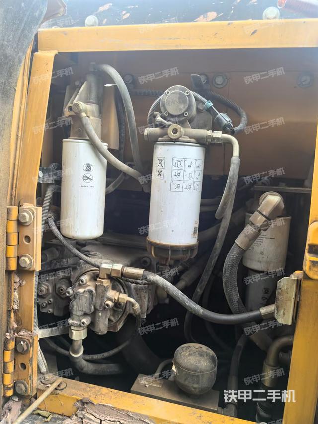 液压泵舱室正面整体（整机外观）