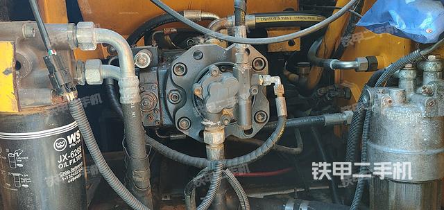 液压泵舱室正面整体（整机外观）