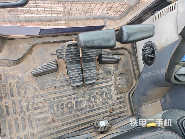 行走控制手柄和踏板?俯拍（駕駛室部分）