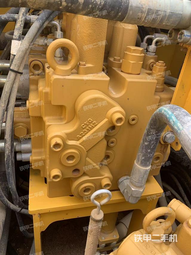 回转马达和主控阀（整机外观）