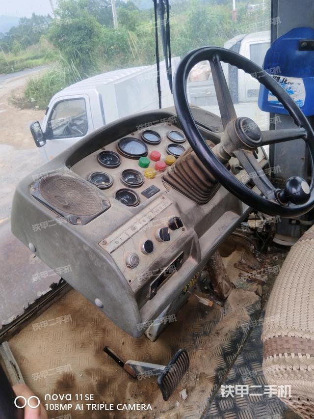 駕駛室頂蓬內(nèi)（壓路機駕駛室）