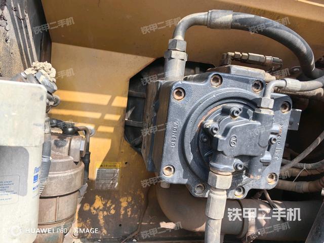 液壓泵艙室正面整體（整機外觀）