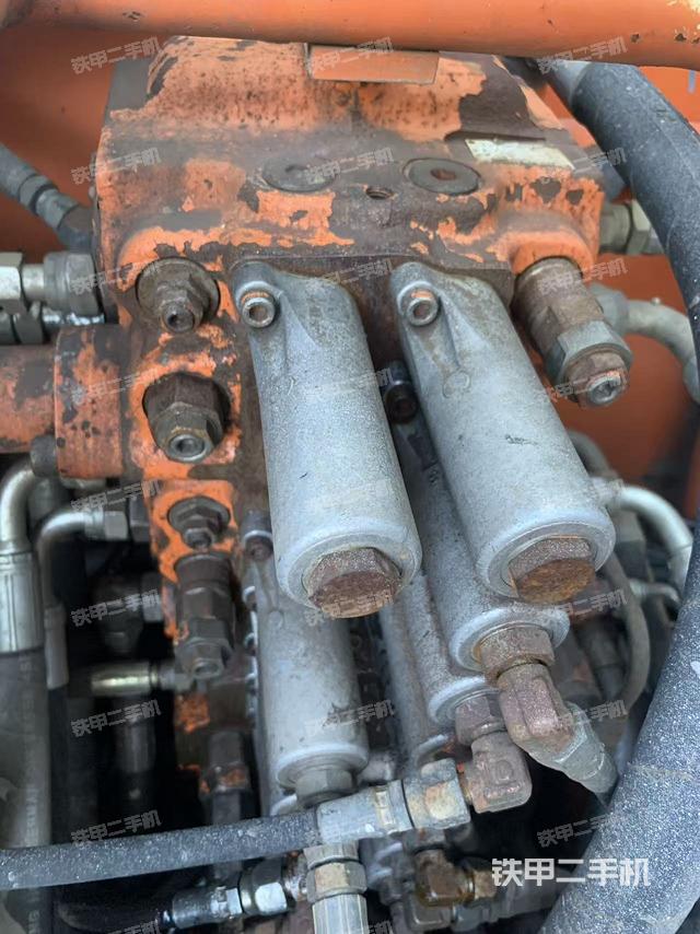 回转马达和主控阀（整机外观）