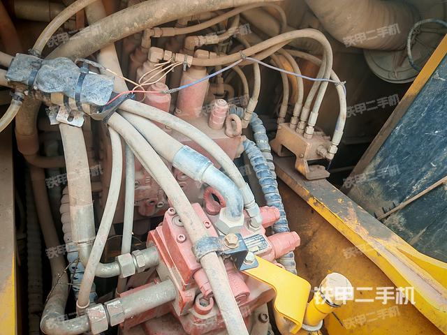 回转马达和主控阀（整机外观）