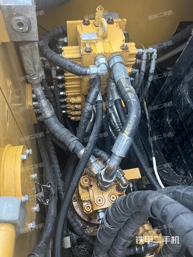 回转马达和主控阀（整机外观）