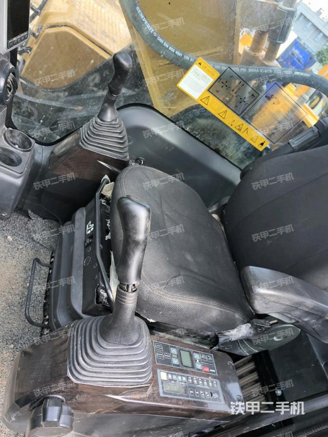 行走控制手柄和踏板 俯拍（驾驶室部分）