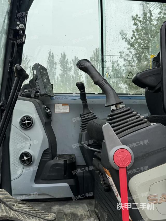 驾驶室顶部（整机外观）