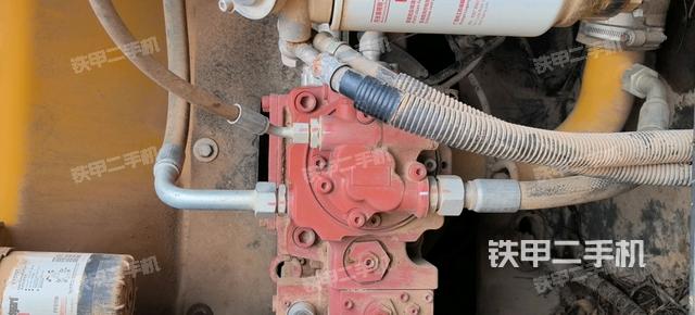 液压泵舱室正面整体（整机外观）