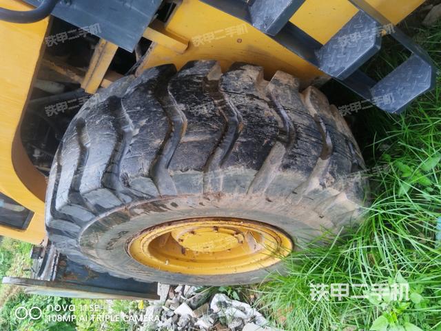 鉸接正左側(cè)（壓路機前后車架）