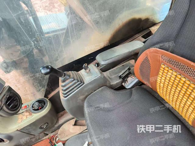 座椅右侧控制台/钥匙门/油门/含右手柄（驾驶室部分）