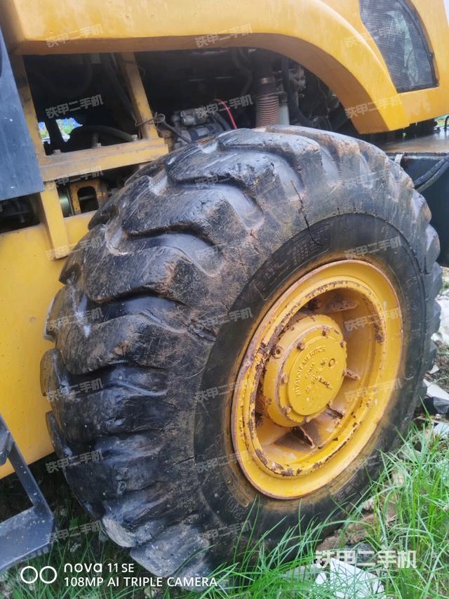 后輪右側(cè)全景（壓路機前后車架）
