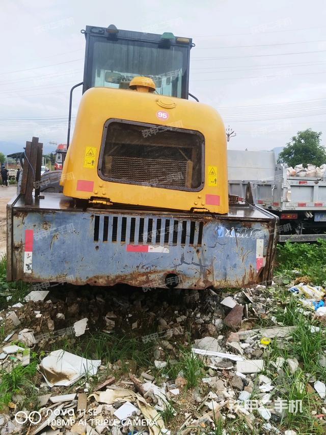 鉸接正右側(cè)（壓路機前后車架）