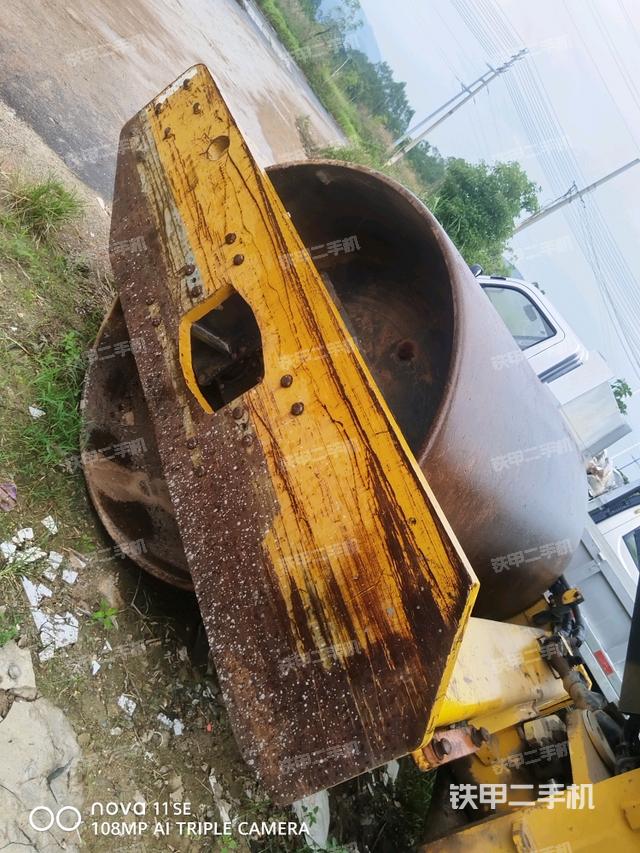 后輪左側(cè)全景（壓路機前后車架）