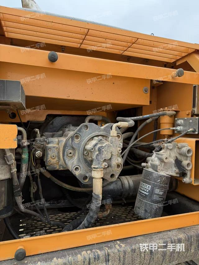 液壓泵艙室正面整體（整機外觀）