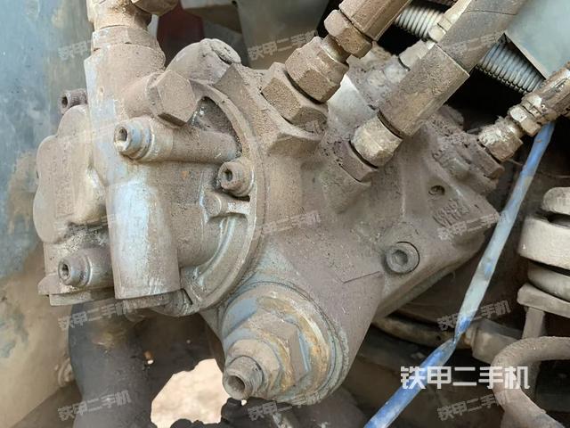 液压泵舱室正面整体（整机外观）