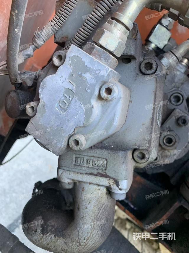 液压泵舱室正面整体（整机外观）