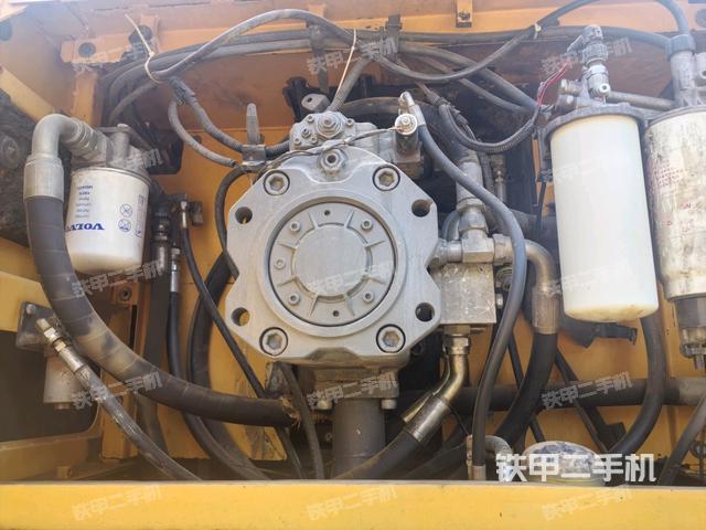 液压泵舱室正面整体（整机外观）