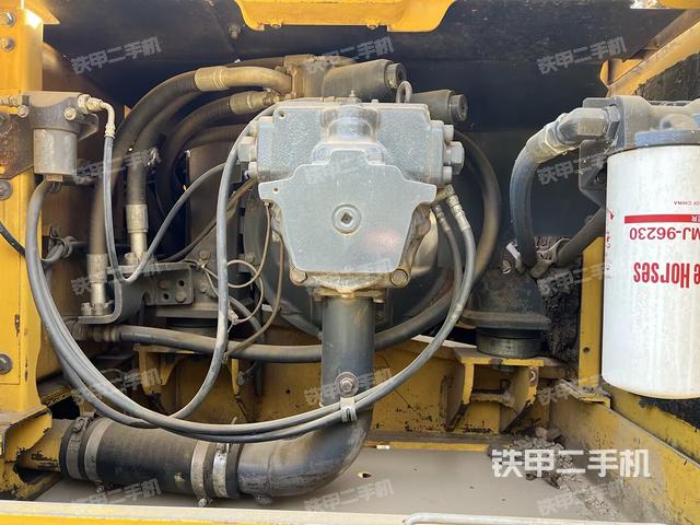 液压泵舱室正面整体（整机外观）