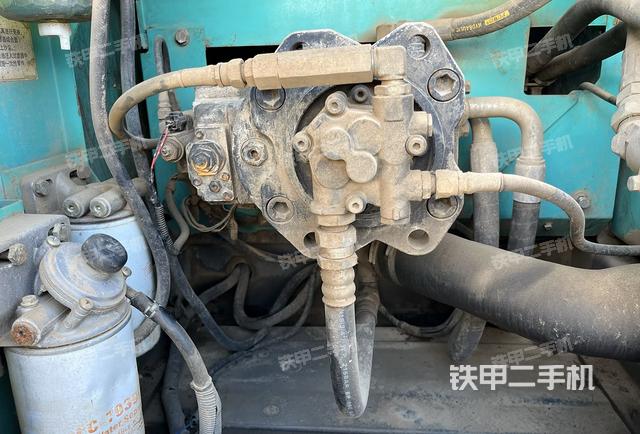 液压泵舱室正面整体（整机外观）