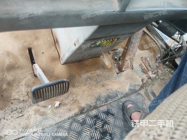 左側(cè)正面照（壓路機駕駛室）