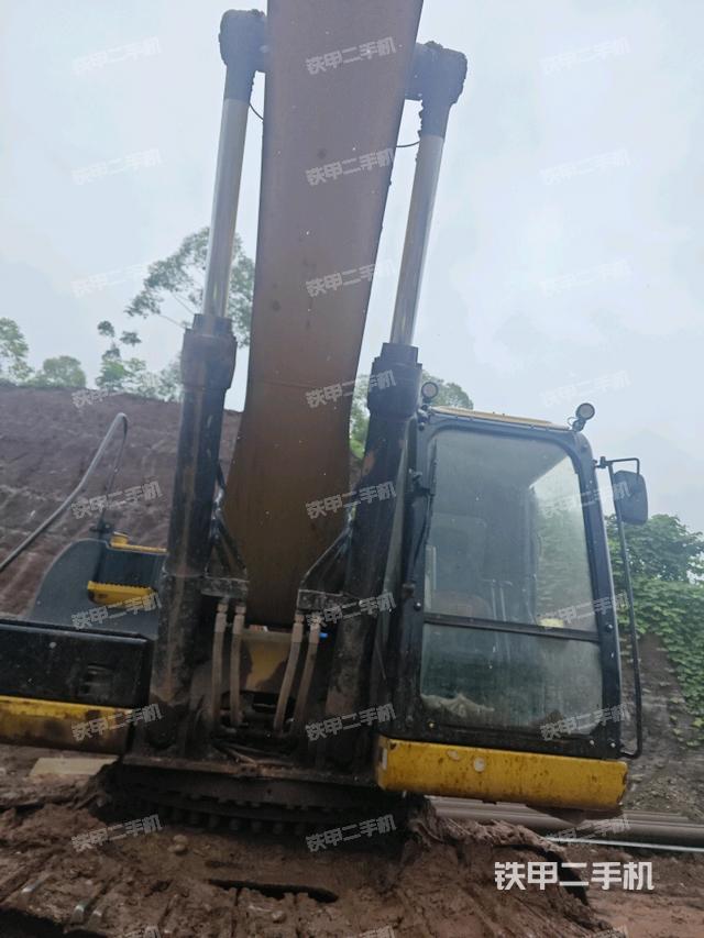 大臂油缸整体 竖拍（工作和回转装置）