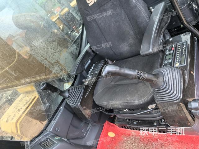 行走控制手柄和踏板?俯拍（駕駛室部分）