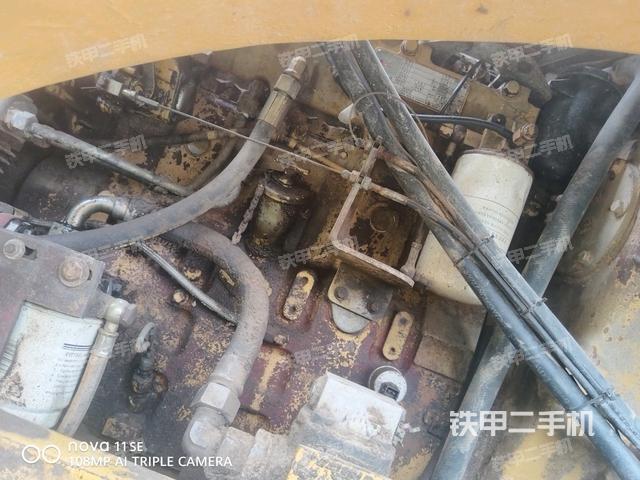 發(fā)動機上部全景（壓路機發(fā)動機艙）