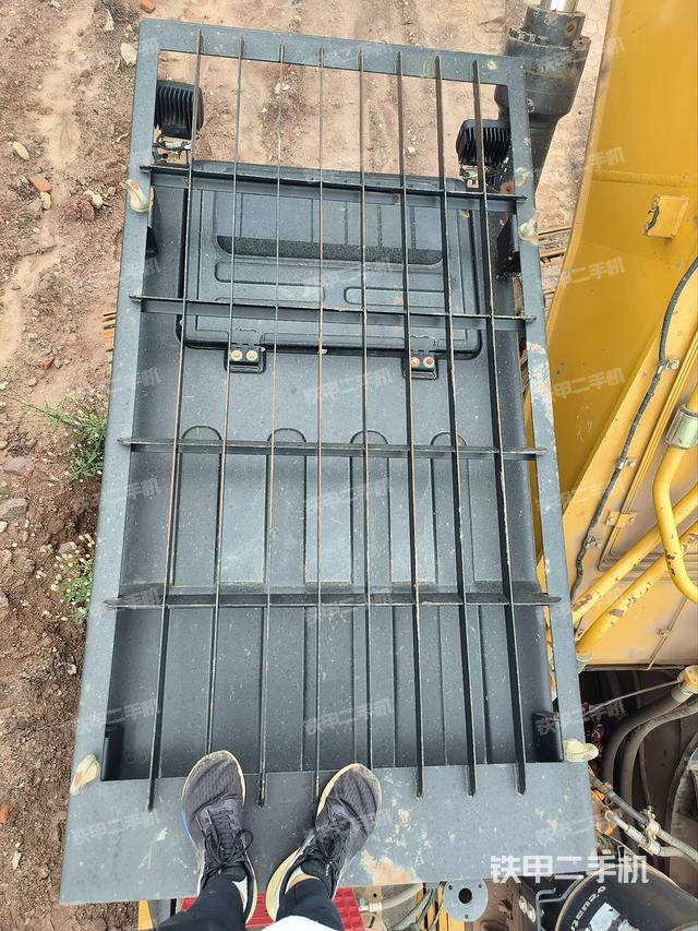 駕駛室頂部（整機外觀）