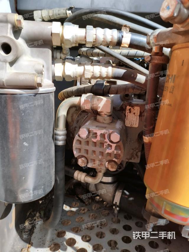 液壓泵艙室正面整體（整機外觀）