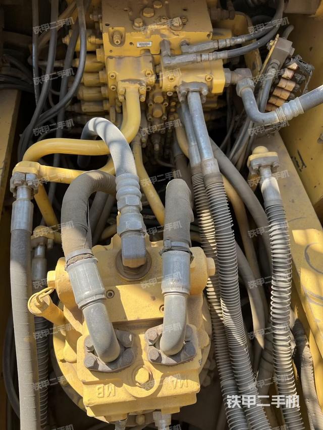 回转马达和主控阀（整机外观）