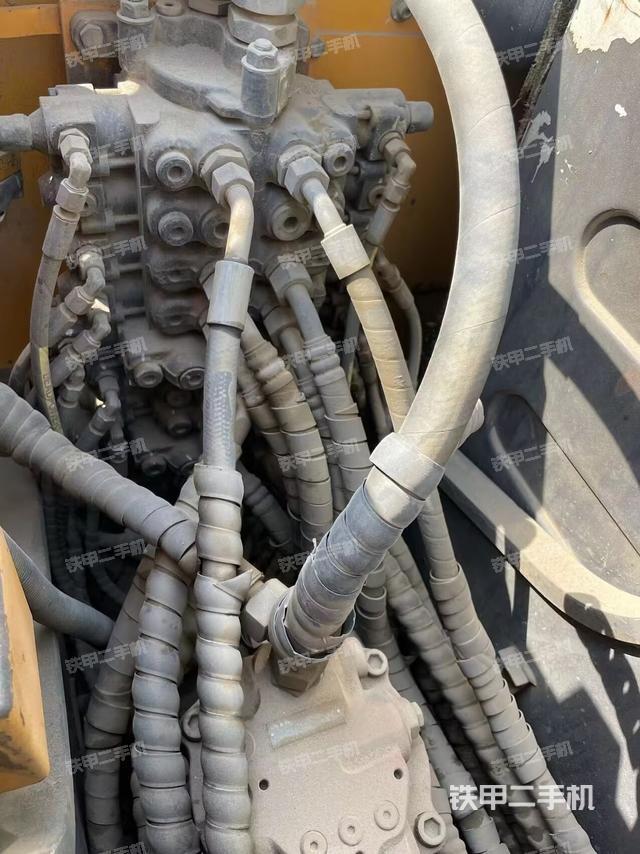 回轉(zhuǎn)馬達(dá)和主控閥（整機(jī)外觀）