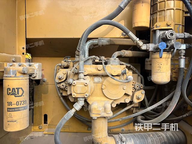 液压泵舱室正面整体（整机外观）