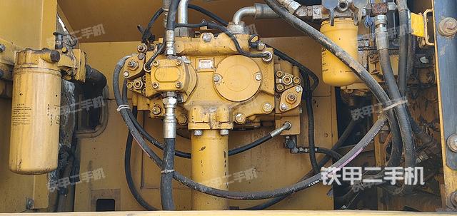 液压泵舱室正面整体（整机外观）