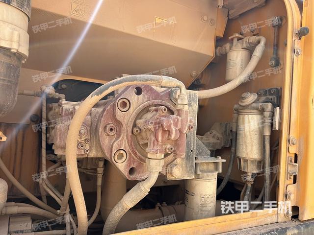 液压泵舱室正面整体（整机外观）