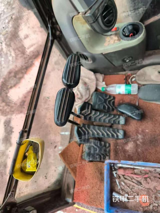 行走控制手柄和踏板 俯拍（驾驶室部分）