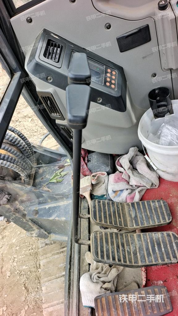 行走控制手柄和踏板?俯拍（駕駛室部分）