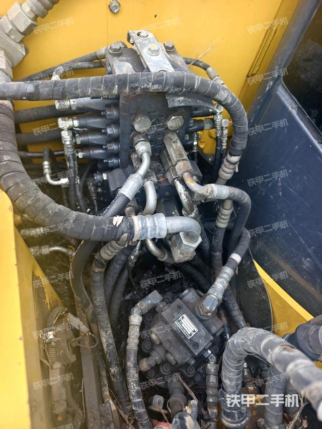 回转马达和主控阀（整机外观）