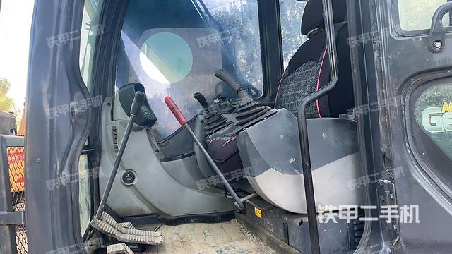 駕駛室整體（整機外觀）