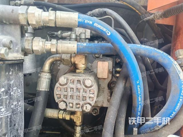 液壓泵艙室正面整體（整機外觀）