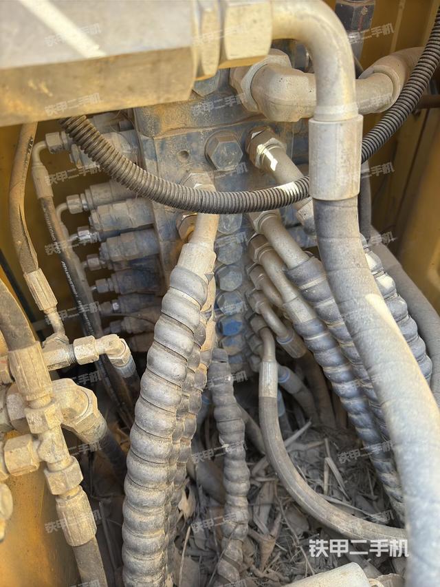 回转马达和主控阀（整机外观）